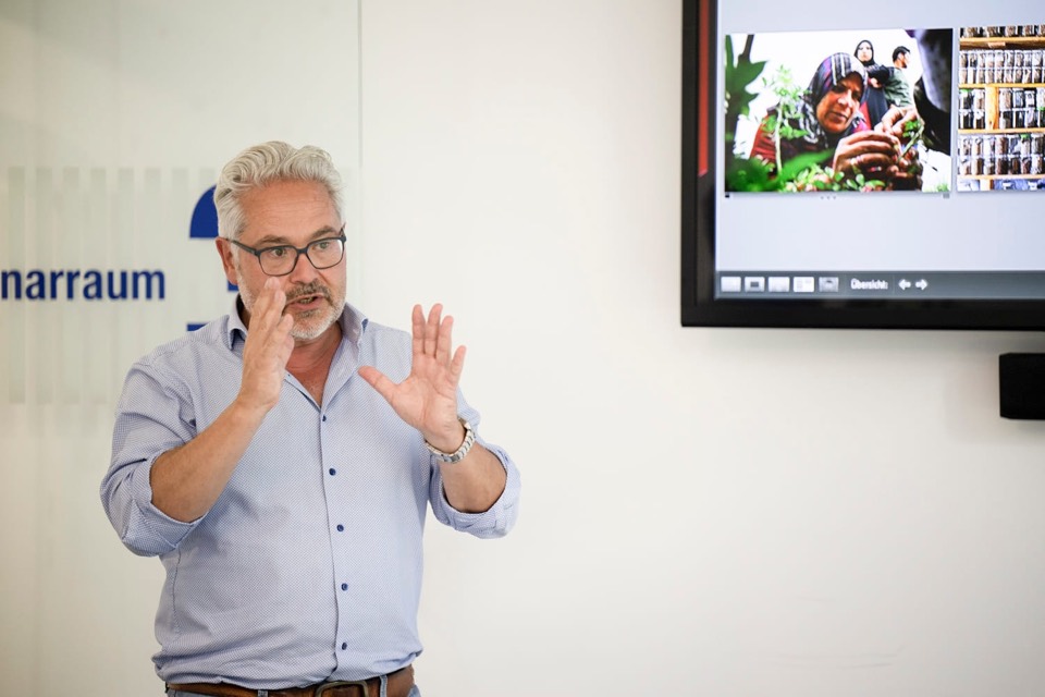 Erol Gurian erklärt Bildwirkung in einem Workshop