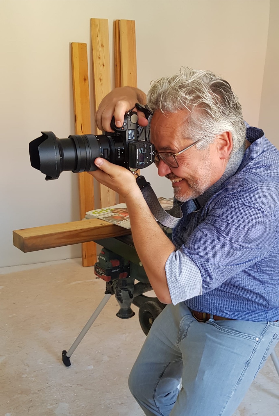 Erol Gurian fotografiert in einer Werkstatt